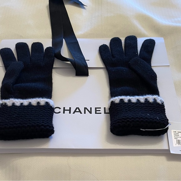 AUTHENTIC CHANEL BLACK/ LT BEIGE-BEANIE HAT AND GLOVES SET CC LOGO NEW WITH TAGS - Picture 6 of 8